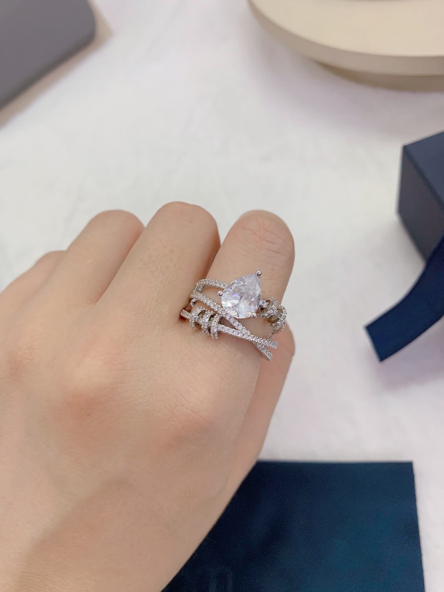 APM Monaco Elegant Pear-shaped Diamond Ring